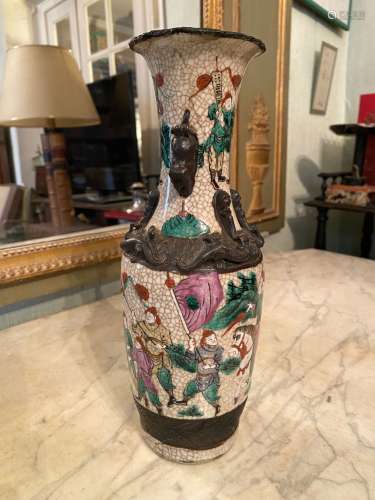 中国，南京，19世纪末。局部施釉，裂纹的石器花瓶，有骑兵和步兵的多色装饰。高度：29.5厘米。破胶，恢复。