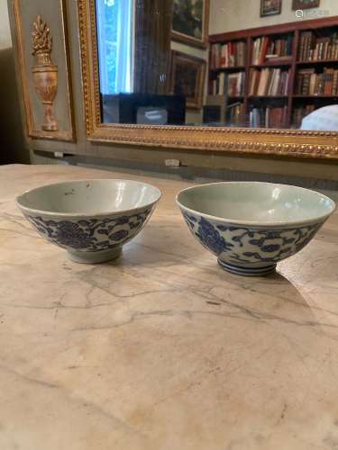 中国，19世纪。两只蓝白釉瓷碗，饰以花和叶子。反面有印记。高度：6.5厘米。直径：13.5厘米。烧制缺陷。