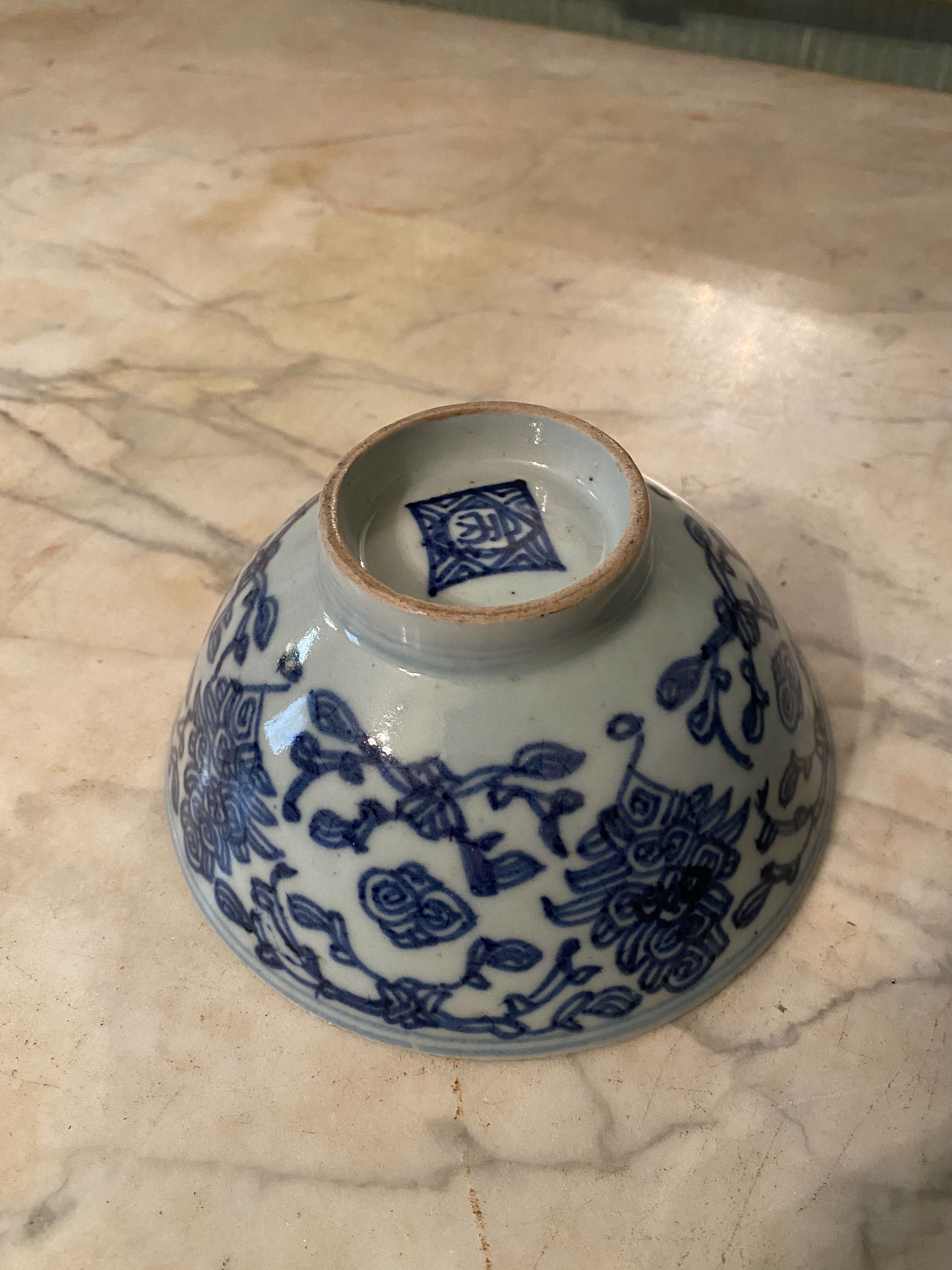 中国,19世纪两只蓝白釉瓷碗,饰以花和叶子反面有印记高度:65厘米