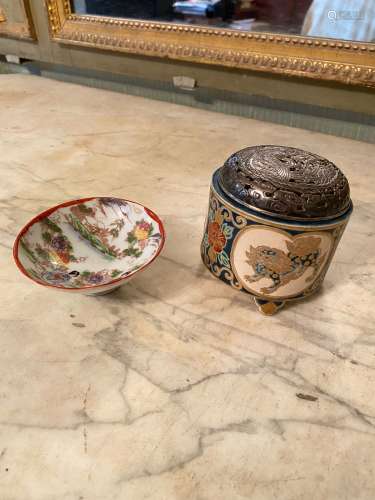 日本，20世纪。套装包括一个装饰有庭院中妇女的古谷瓷碗(直径：9.5厘米)和一个圆柱形的瓷器香水炉，带镀银镂空金属盖(直径：9厘米，一只脚断裂)。