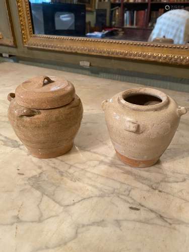 中国，约7世纪。两只小侧耳花瓶，一只有盖。釉面和裂纹的炻器。高度：10.5厘米和9厘米。缺少珐琅质，脚部剥落。