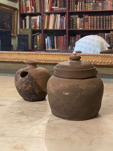 中国，唐朝（618-907）。两只橙褐色的陶罐。一个有盖子(高：13.5厘米)，另一个在发射过程中发射过(高：11.5厘米)。失踪。