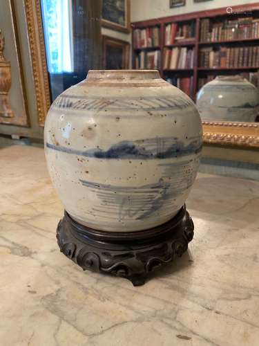 中国为越南，19世纪。反面的标记。搪瓷壶，乳白色背景上有抽象的蓝色山水装饰。高度：15.5厘米。在一个古色古香的木质底座上。烧制缺陷。