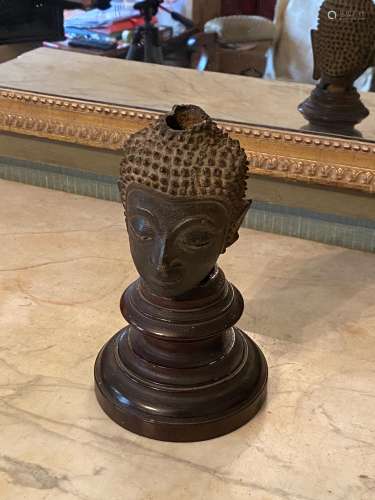 泰国北部或老挝，18世纪。铜制佛头像。高度：21厘米。缺少，包括火焰，和冲击。木质底座