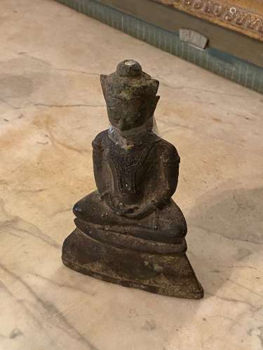 泰国，大城府17世纪。佛陀在层层宝座上静坐。青铜器，有出土的斑纹。高度：15厘米。头部要胶合。