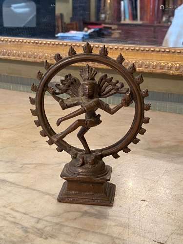 印度，20世纪。舞动的湿婆(Nataraja)青铜器。 高度：14.5厘米。