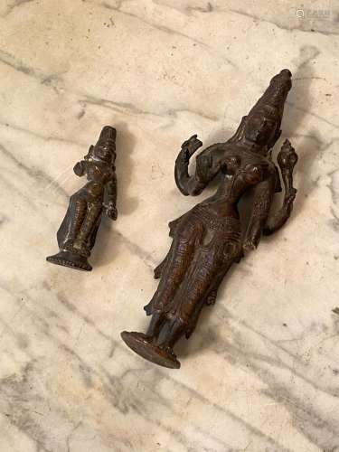 印度，20世纪。代表站立的两尊女神像。青铜。高度：14.5厘米和6.7厘米。Lacunae。