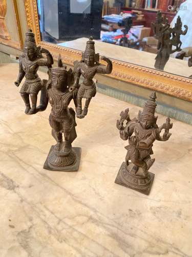印度，20世纪。两尊雕像，一尊描绘克里希纳，二尊哈努曼抬着两位神灵。青铜。高度：14.6厘米和20.8厘米。