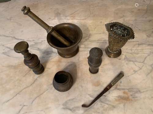 印度和越南，约1900年。拍品包括一个研钵和研杵（高：8.5厘米），一个贝托尔盒子（高：12.7厘米），一个贝托尔套件（高：13.5厘米）。小底镂空花瓶(高：11.5厘米)，交错装饰的小壶(高：6厘米；缺盖和震荡)和烟斗清洁器(长：16.3厘米)。都是青铜、铜、木的。