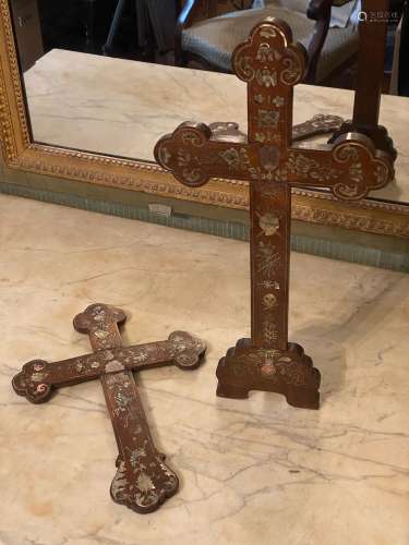 印度支那，20世纪初。两个木制十字架，镶嵌着珍珠母（高31厘米，第二个支架上的十字架高42.5厘米）；缺少珍珠母贝。