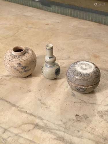 越南，后黎朝（1428-1788）。三件白蓝色装饰的微型炻器。一个圆形的盒子（高：4厘米），砂质。藍白琺瑯小葫蘆瓶 (高：6 cm)、鳥紋罐 (高：5 cm)。褪色的装饰。