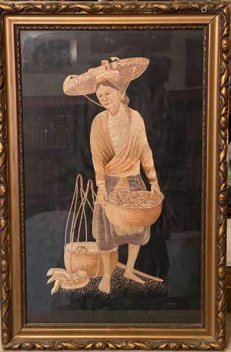 越南，20世纪。黑底丝绣，表现妇女背着篮子，穿着棹衣。尺寸：54,5 X 33厘米（带框架：63,5 X 42厘米）。