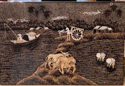 越南，20世纪。黑漆木板上镶嵌着蛋壳，表现了水牛、渔民和其他农民在稻田里劳作的湖边风景。直径：39 X 69厘米。