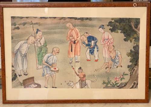 中国，约1900年。表现露天表演场景的绘画。纺织品上的多色颜料。尺寸：30 X 53.5厘米（带框架：42 X 62厘米）。在中间部分切开。