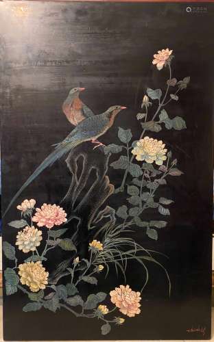 Nguyen THANH LE（1919-2003）。漆木板，黑底牡丹中的一对鸟儿。署名