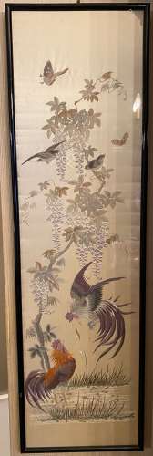 中国，20世纪初。在丝绸上绣出代表斗鸡的图案。尺寸：180 x 29厘米。在玻璃下装框。