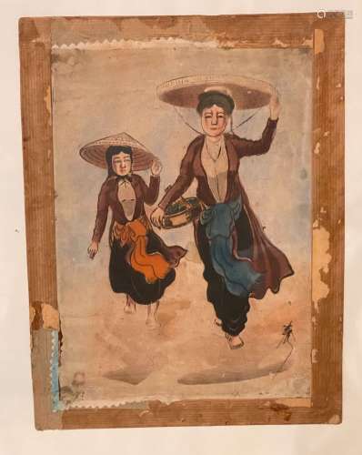 越南，20世纪。两个女人拿着帽子走着。在丝绸上印刷。右下角有签名。尺寸：24 X 17厘米（带框架：42 X 22厘米）。在玻璃下装框。有一些褶皱、孔洞和污渍。
