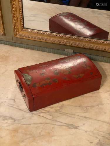 中国，20世纪。红漆木屉盒，饰以花和蝙蝠。长度：26厘米，宽度：15.4厘米。磨损。