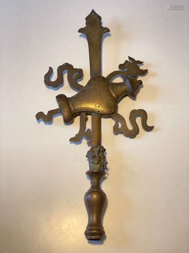 印度支那，20世纪。游行铜戟，饰以花瓶。底部有铭文。高度：63，宽度：32厘米。