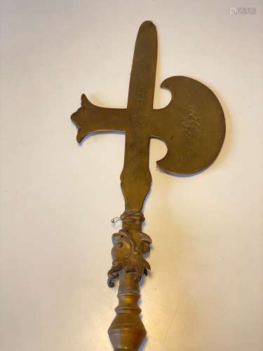 印度支那，20世纪。游行青铜戟，戟身刻有花纹绶带。高度：69厘米，宽度：26厘米。