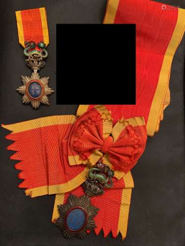 安南，19世纪末20世纪初。两个银色的龙骑士十字勋章。菱形的八角星围绕着蓝色珐琅底金字的中央奖章展开。其上为帝冠，然后龙形成腹。以红色领带为边，黄色表示该命令由安南皇帝颁发。允许其中一人佩戴礼帽的绶带表示大指挥官的称号。 尺寸：8.7厘米；和10.7厘米。 注：东庆皇帝(1885-1888)为纪念他在1886年与法国结盟，创建了安南龙令(或青龙令)，这个安南令一直到1896年。它由安南皇帝或法国政府根据非常具体的标准授予在印度支那国家服役的法国人。