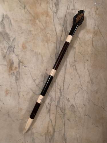 非洲？拐杖的杖头刻有猫科动物的头像。轴上的木环和骨环已被修复。长度：54.5厘米。