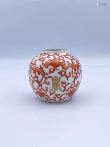 中国，20世纪下半叶 卵圆形瓷瓶，珊瑚珐琅彩装饰 在白色背景上的蝙蝠、伦索和。 的长寿符号。脚下的门一 大清乾隆年号