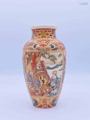 日本，明治时代（1868-1912）。萨摩花瓶，宫廷景物装饰。瓷器的聚彩和镀金。H.14.5厘米。