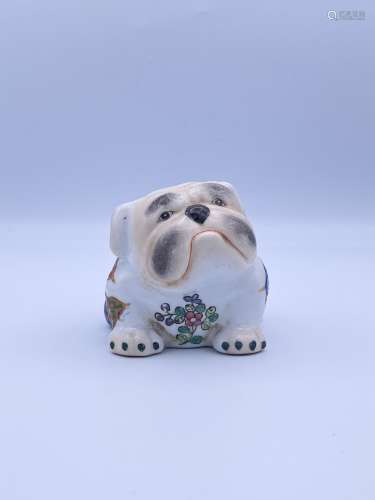 中国（1912-1949）。白瓷和多色釉瓷器中的坐犬，饰以彩色和金色的花朵。背面盖章。H.6.5厘米，宽9.5厘米。