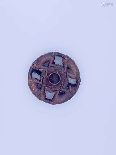 东南亚，10世纪。圆形烛台上装饰着猴子使圆。青铜。直径：10厘米。
