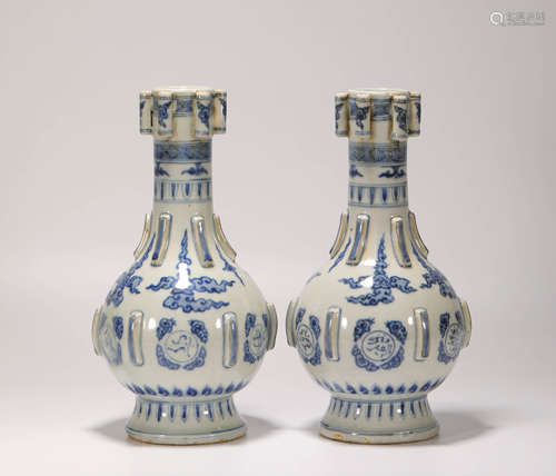 A Pair of White and Blue Kiln Vase from Ming明代青花雲紋賞瓶一對