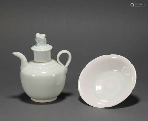 White Kiln Holding Vase and Plate from Song宋代白瓷執壺，盤