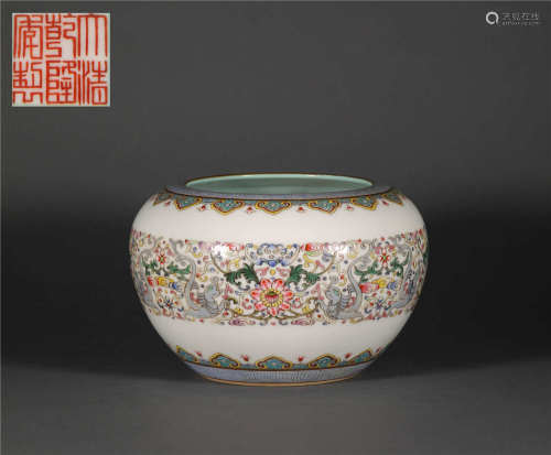 famille rose floral Ru Yi pattern pen washer from Qing清代粉彩花卉如意紋筆洗