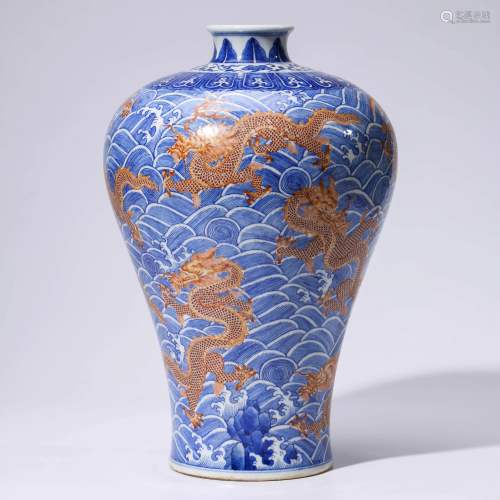 A CHINESE RED & BLUE PORCELAIN DRAGON DRAGON VASE