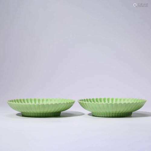 A PAIR OF CHINESE GREEN-GLAZED PORCELAIN DISHES MARKED