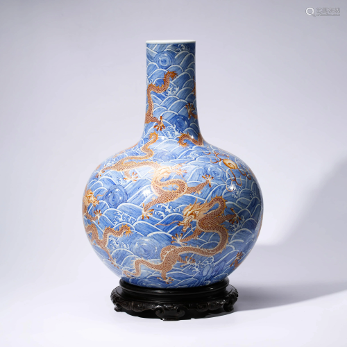 A CHINESE RED & BLUE PORCELAIN DRAGON VASE & STAND