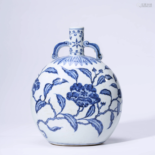 A CHINESE BLUE & WHITE PORCELAIN POENY MOONFLASK