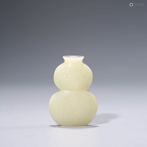 A CHINESE WHITE JADE DOUBLE-GOURD SNUFF BOTTLE