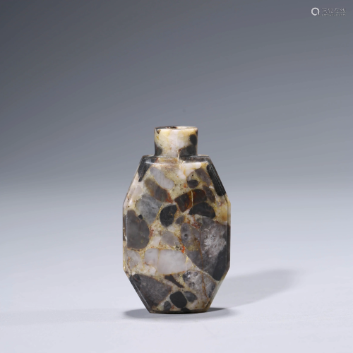 A CHINESE AGATE SNUFF BOTTLE