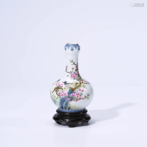 A CHINESE FAMILLE ROSE PORCELAIN BIRDS & FLOWERS VASE