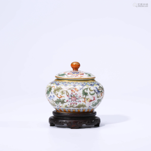 A CHINESE FAMILLE ROSE PORCELAIN INTERLOCK BRANCHES