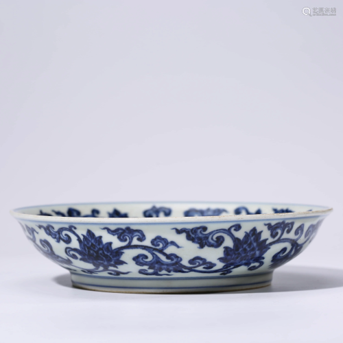 A CHINESE BLUE & WHITE PORCELAIN INTERLOCK BRANCHES