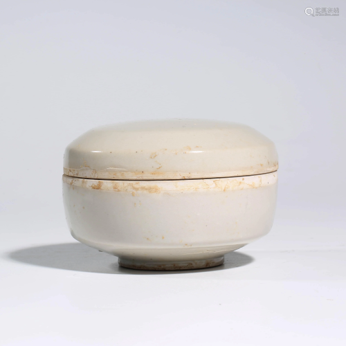 A CHINESE DING-TYPE PORCELAIN BOX & COVER