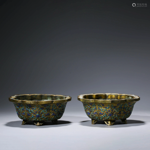 A PAIR OF CHINESE CLOISONNE ENAMEL JARNINIERE