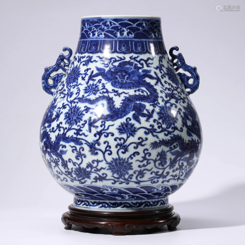 A CHINESE BLUE & WHITE PORCELAIN DRAGON VASE & STAND