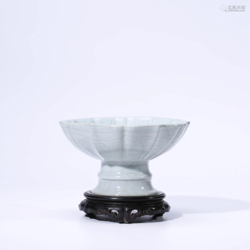 A CHINESE GE-TYPE PORCELAIN FRUIT HOLDER & STAND …
