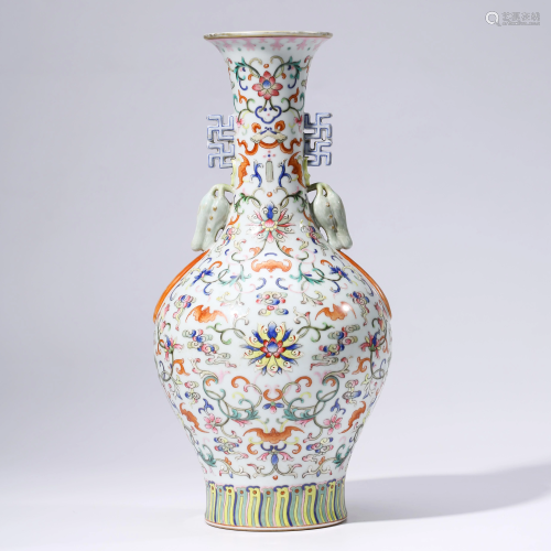 A CHINESE FAMILLE ROSE PORCELAIN VASE MARKED JIA QING