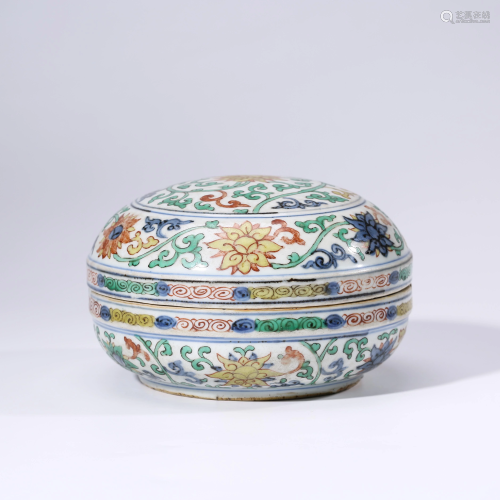 A CHINESE WUCAI PORCELAIN BOX & COVER MARKED …