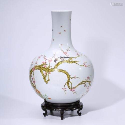 A CHINESE FAMILLE ROSE PORCELAIN MAGPIE VASE & STAND