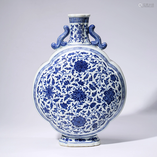 A CHINESE BLUE & WHITE PORCELAIN INTERLOCK BRANCHES